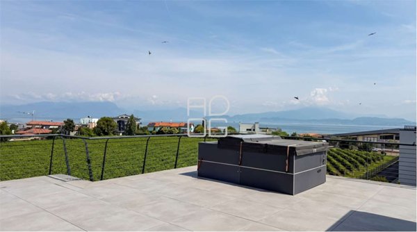 appartamento in vendita a Peschiera del Garda in zona San Benedetto di Lugana