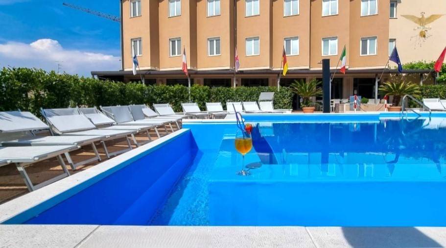 negozio in vendita a Peschiera del Garda in zona San Benedetto di Lugana