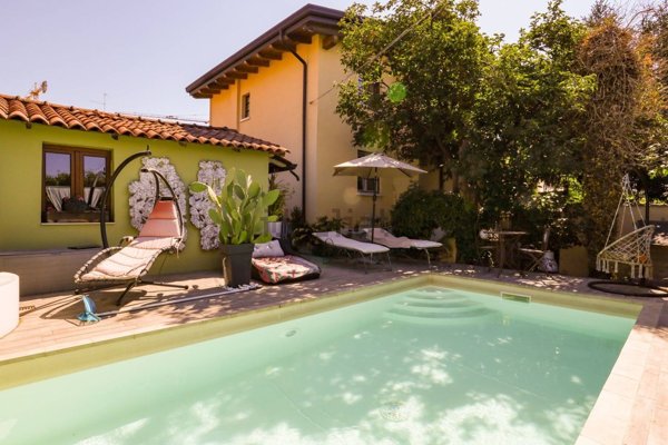 casa indipendente a Peschiera del Garda in zona San Benedetto di Lugana