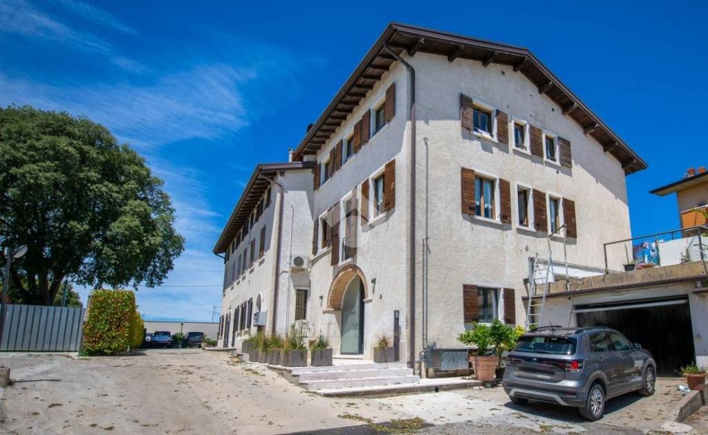 appartamento in vendita a Peschiera del Garda in zona Broglie