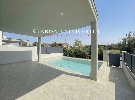 casa indipendente a Peschiera del Garda in zona San Benedetto di Lugana