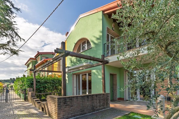 casa indipendente in vendita a Peschiera del Garda in zona Broglie