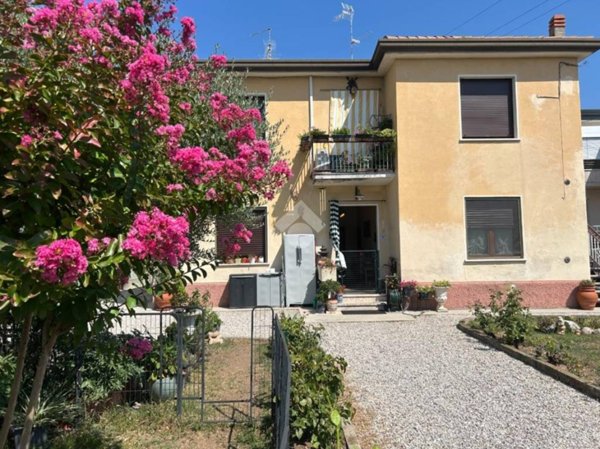 casa indipendente in vendita a Peschiera del Garda in zona Dolci
