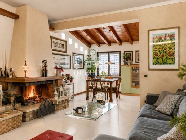 casa indipendente a Peschiera del Garda in zona San Benedetto di Lugana