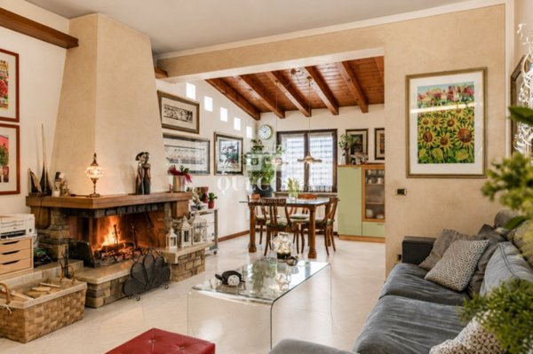 casa indipendente in vendita a Peschiera del Garda