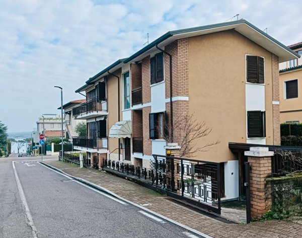 casa indipendente a Peschiera del Garda in zona San Benedetto di Lugana