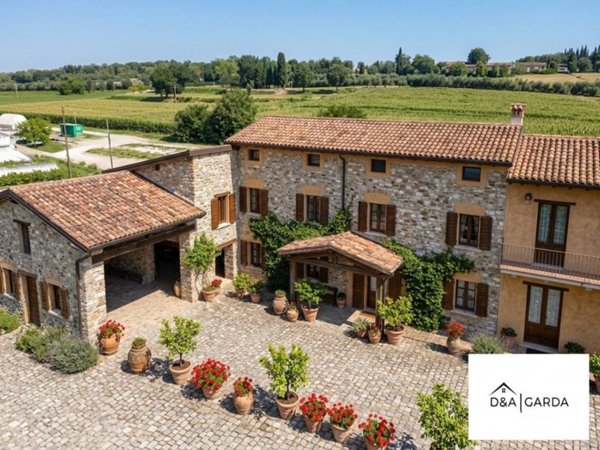 casa indipendente a Peschiera del Garda in zona San Benedetto di Lugana