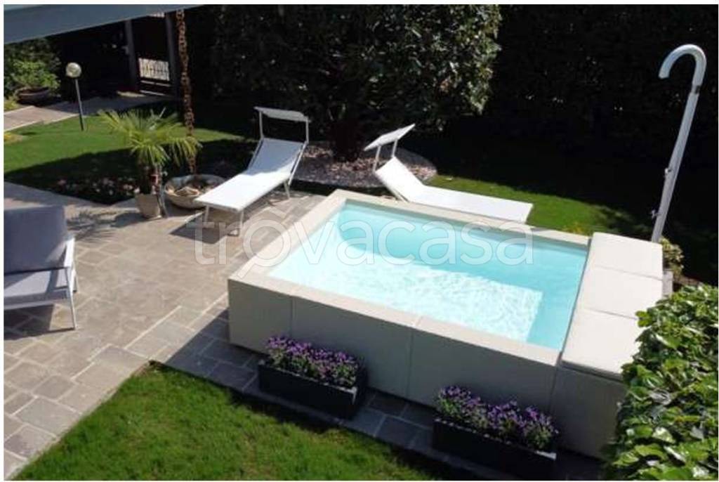 casa indipendente in vendita a Peschiera del Garda