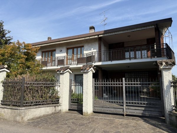 casa indipendente a Peschiera del Garda in zona San Benedetto di Lugana