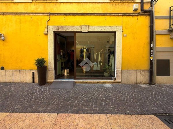 negozio in vendita a Peschiera del Garda in zona San Benedetto di Lugana