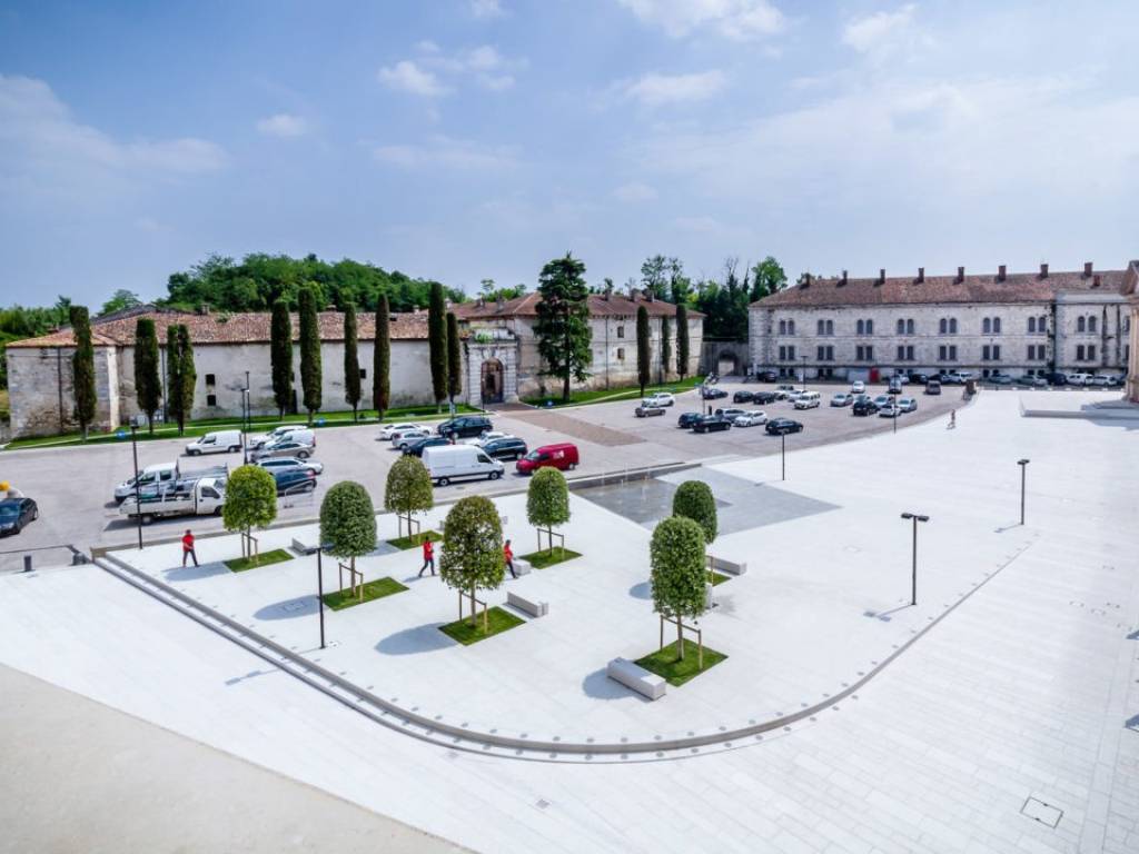 negozio in vendita a Peschiera del Garda