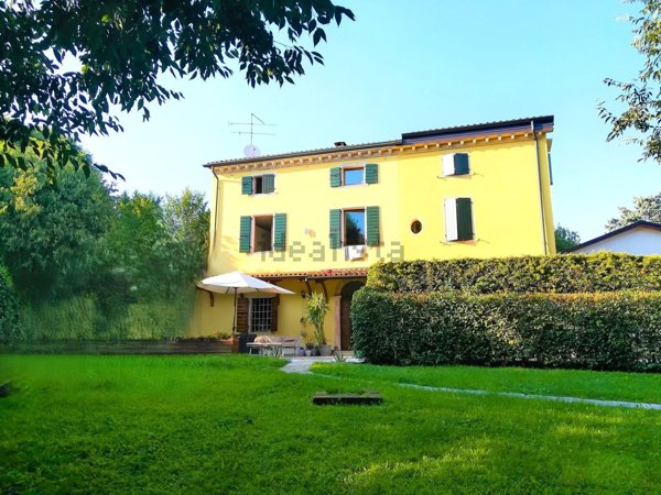 casale in vendita a Peschiera del Garda in zona Dolci