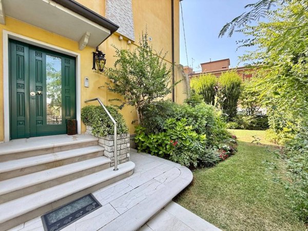 casa indipendente a Peschiera del Garda in zona San Benedetto di Lugana