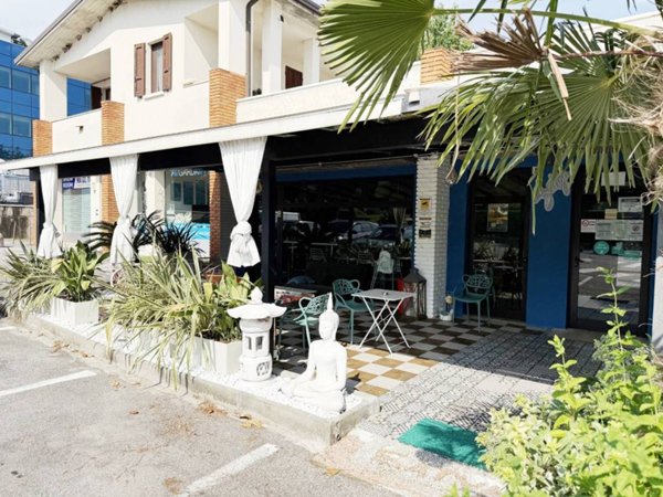 negozio in vendita a Peschiera del Garda in zona San Benedetto di Lugana