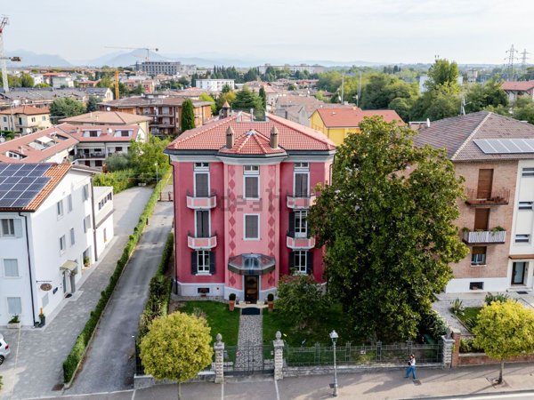 casa indipendente a Peschiera del Garda in zona San Benedetto di Lugana