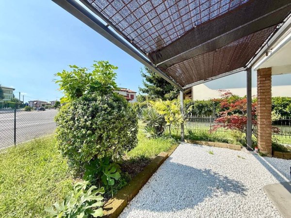 appartamento in vendita a Peschiera del Garda in zona San Benedetto di Lugana