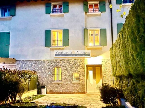 casa indipendente in vendita a Peschiera del Garda in zona Broglie