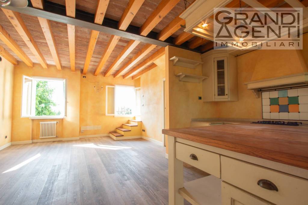 casa indipendente in vendita a Peschiera del Garda