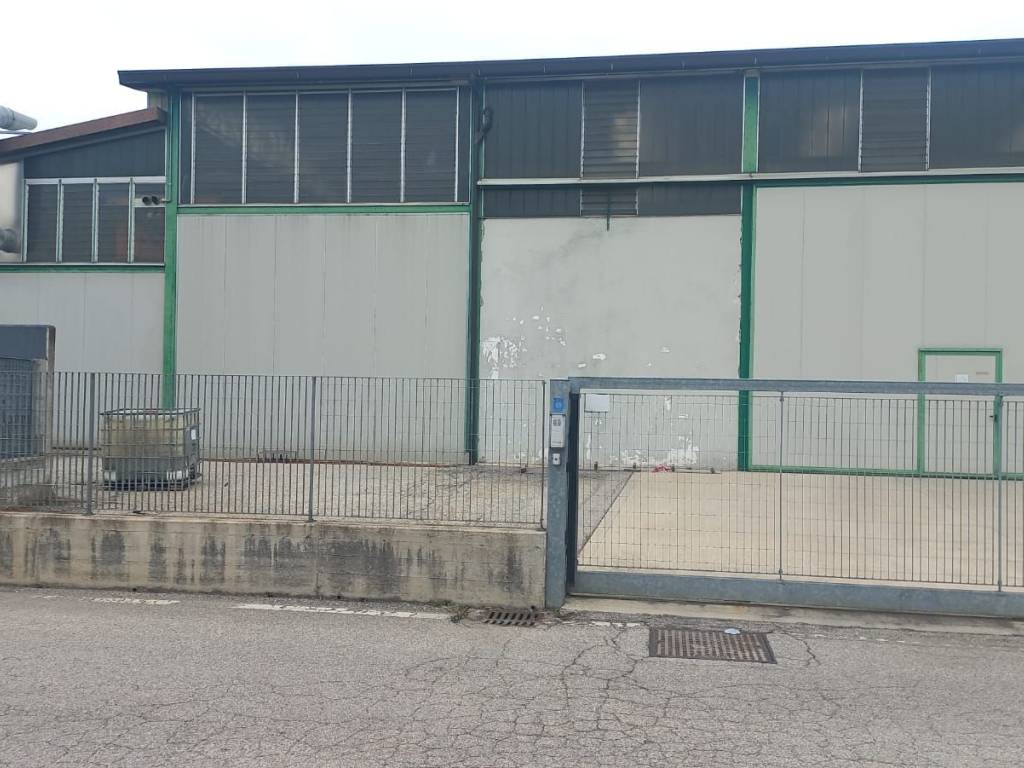 locale commerciale a Povegliano Veronese in zona Madonna dell'Uva Secca