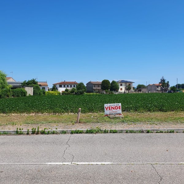 terreno edificabile in vendita a Pressana in zona Crosare