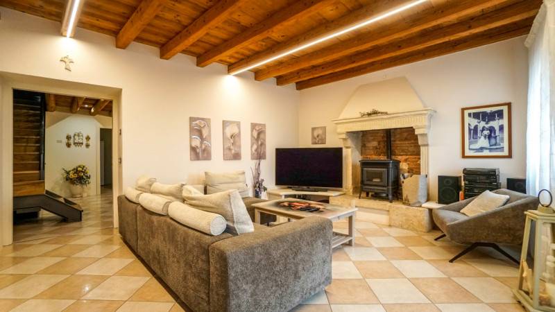 casa indipendente in vendita a Roncà in zona Terrossa