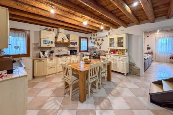casa indipendente in vendita a Roncà in zona Terrossa