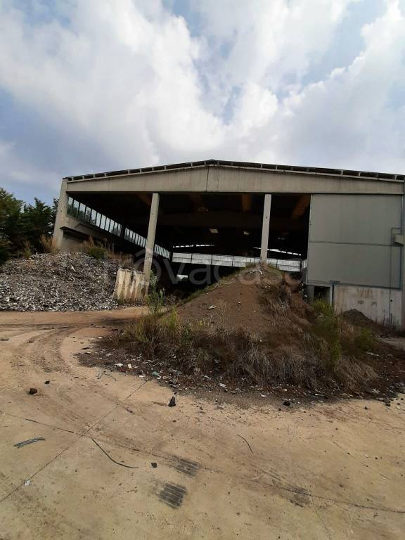 locale commerciale in vendita a Ronco all'Adige