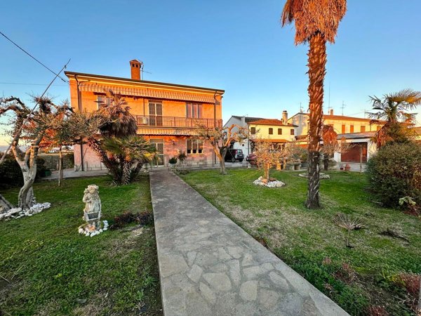casa indipendente in vendita a Ronco all'Adige