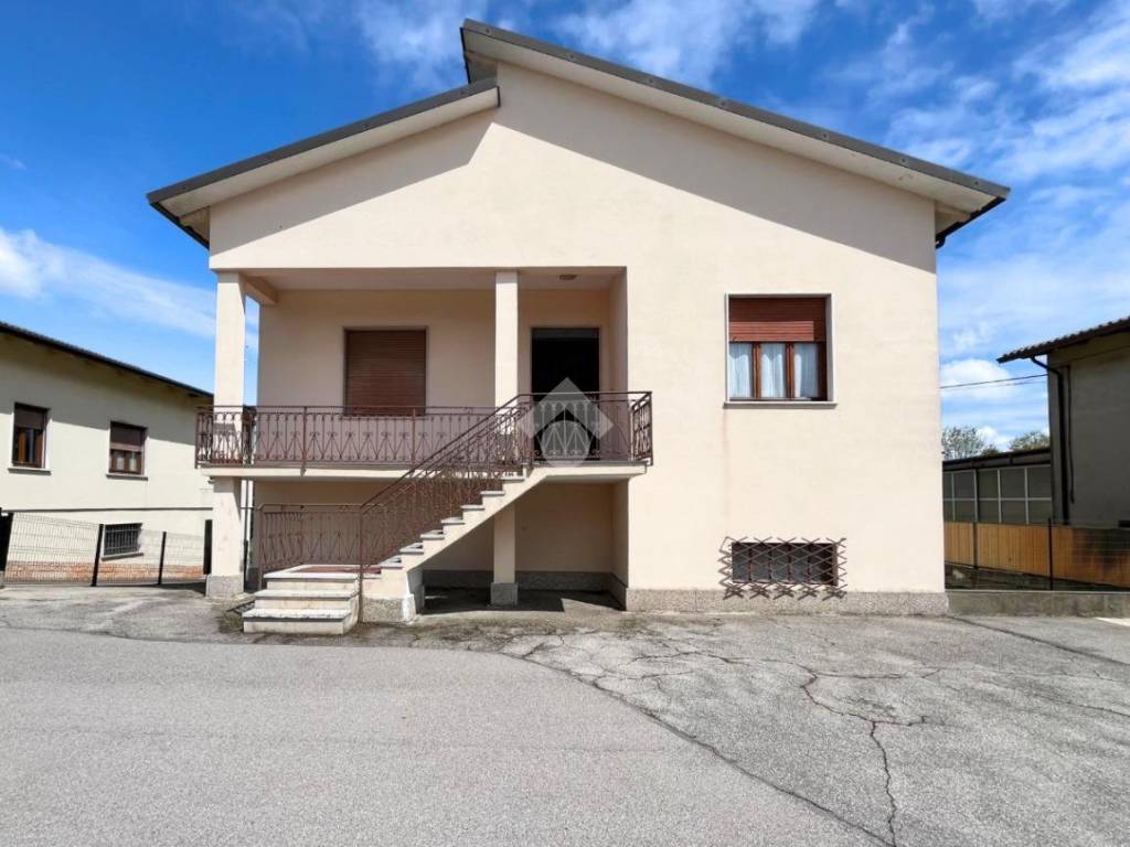 casa indipendente in vendita a Ronco all'Adige