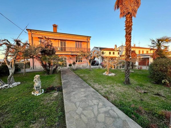 casa indipendente in vendita a Ronco all'Adige