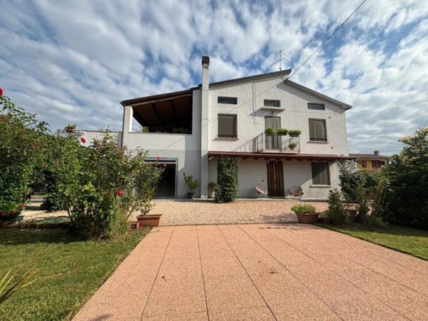 casa indipendente in vendita a Ronco all'Adige