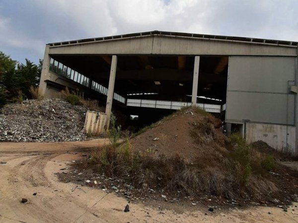 locale commerciale in vendita a Ronco all'Adige