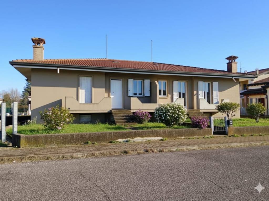 casa indipendente in vendita a Ronco all'Adige