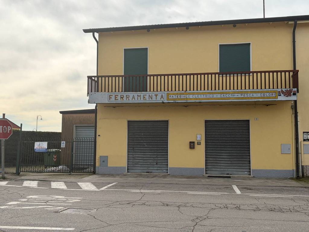 negozio in vendita a Ronco all'Adige