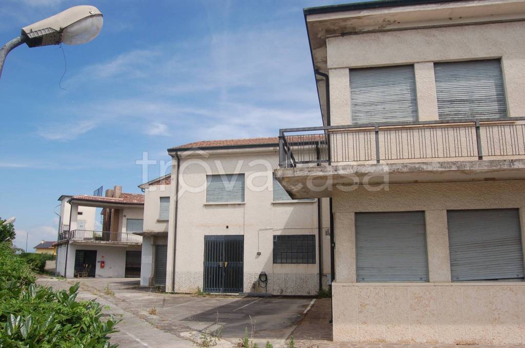 locale commerciale in vendita a Ronco all'Adige