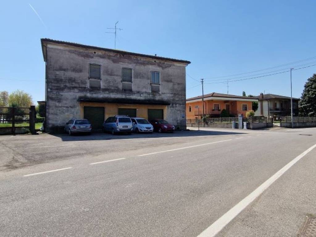 locale commerciale in vendita a Roverchiara