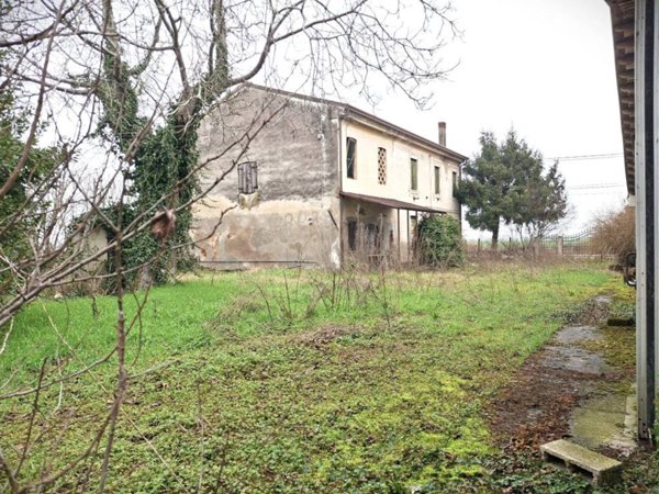 casa indipendente in vendita a Salizzole in zona Bionde