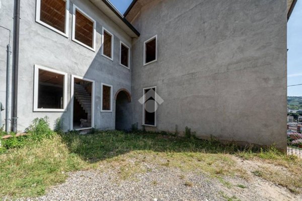 casa indipendente in vendita a San Giovanni Ilarione in zona Castello