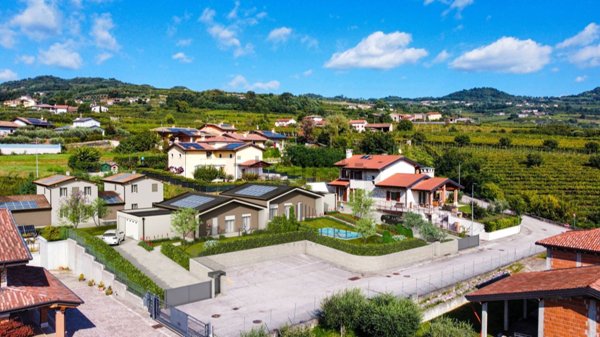 casa indipendente in vendita a San Giovanni Ilarione in zona Castello