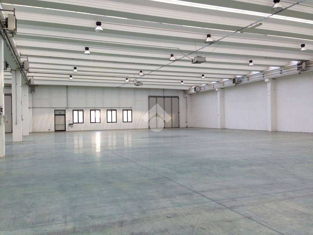 locale commerciale in vendita a San Giovanni Lupatoto