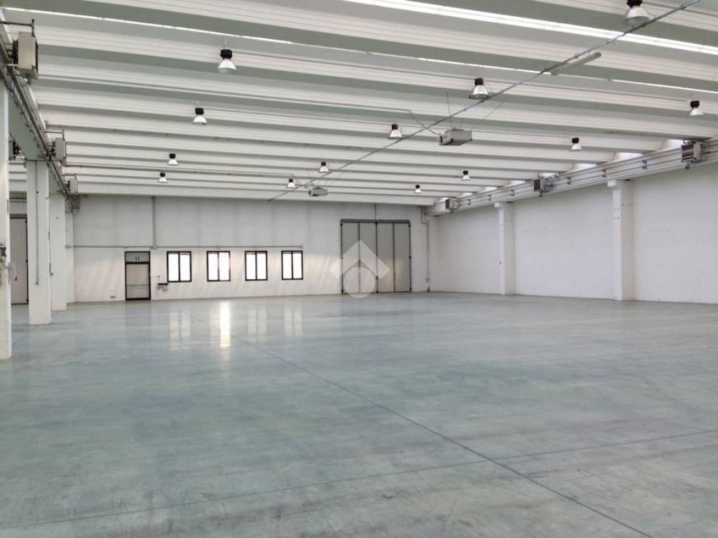 locale commerciale in vendita a San Giovanni Lupatoto