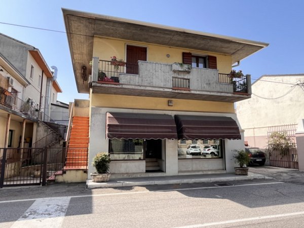 negozio in vendita a San Giovanni Lupatoto in zona Raldon