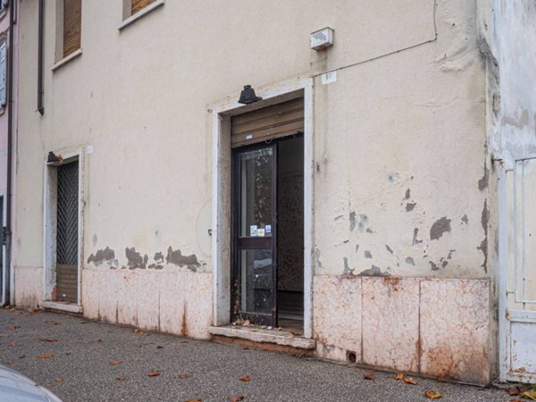 negozio in vendita a San Giovanni Lupatoto