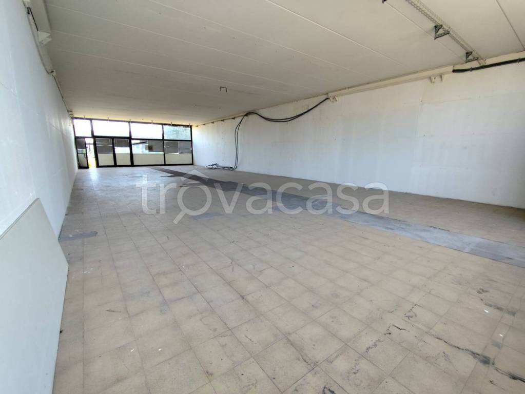 locale commerciale in vendita a San Giovanni Lupatoto
