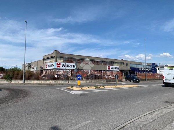 locale commerciale in vendita a San Giovanni Lupatoto