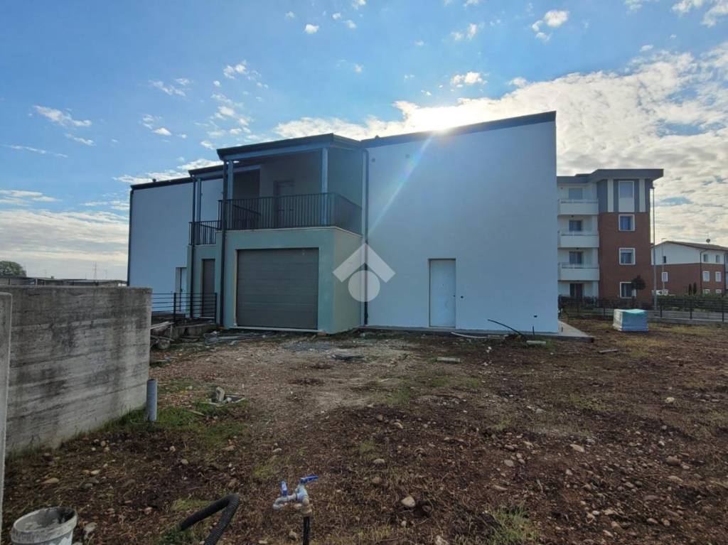 casa indipendente in vendita a San Giovanni Lupatoto