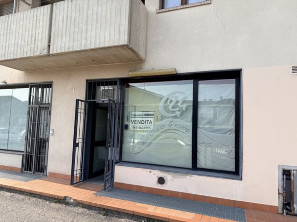 negozio in vendita a San Giovanni Lupatoto in zona Pozzo