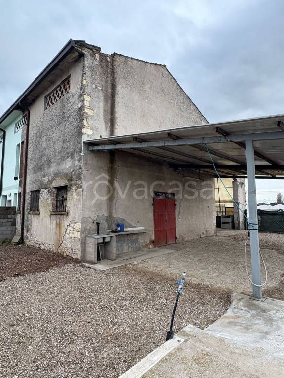 locale commerciale in vendita a San Giovanni Lupatoto in zona Raldon