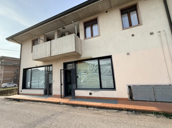 locale commerciale in vendita a San Giovanni Lupatoto in zona Pozzo