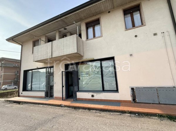 locale commerciale in vendita a San Giovanni Lupatoto in zona Pozzo